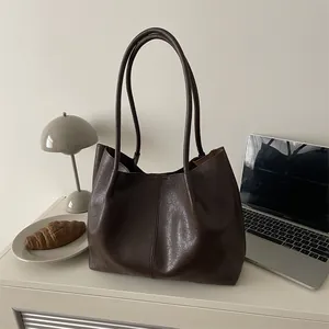 Minimalistische dunkelbraune Oversized-Leder-Einkaufstasche mit vertikaler Naht für den Alltag