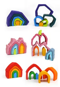 Makro-Detail hochwertiger Regenbogen-Holzbausteine mit glatter matter Öko-Oberfläche