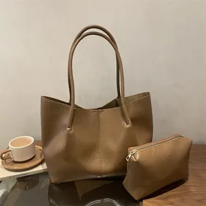 Große Vintage Tragetasche in Karamellbraun mit passender Tasche und Ledertextur