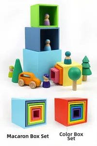 Vergleich von Makronen- und Regenbogen-Stapelboxen mit Holzfiguren für Montessori-Spiele