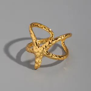 Dettaglio dell'anello aperto a forma di stella marina in oro 18K con finitura martellata