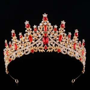 Détail de la couronne de mariée dorée ornée de cristaux rouges et de strass blancs