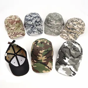 Vue détaillée de casquettes de baseball camouflage montrant le bandeau et la structure interne