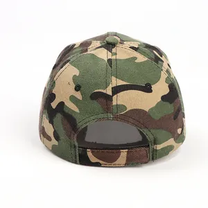 Détail de la casquette de baseball camouflage forêt montrant la sangle velcro réglable
