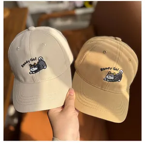 Détail de la broderie Shiba Inu et du texte Ready Go! sur casquettes en coton