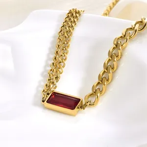Détail du collier plaqué or avec zircon rouge rectangulaire et maillons asymétriques