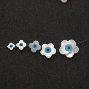 Irisierende, blumenförmige Muschelperlen mit blauem Evil-Eye-Motiv in fünf Größen