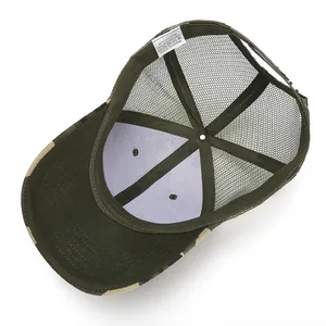Vue détaillée de l'intérieur de la casquette camouflage avec filet et sangle réglable