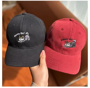 Gros plan sur la broderie de chat et le texte 'Ready Go!' sur les casquettes en coton
