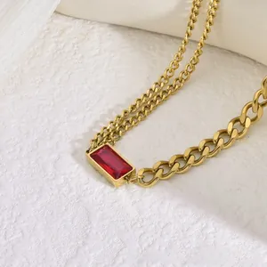 Détail d'un collier chaîne gourmette dorée avec un élégant zircon rouge rectangulaire