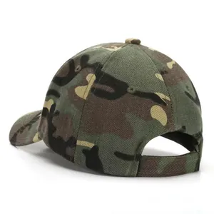 Détail d'une casquette de baseball camouflage avec sangle réglable et broderies