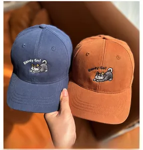 Détail de la broderie chien et du texte 'Ready Go!' sur casquettes baseball enfant