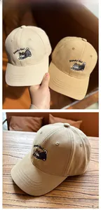 Gros plan détaillé sur la broderie Shiba Inu des casquettes en coton kaki et beige