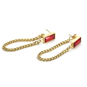 Détails de boucles d'oreilles pendantes dorées avec zircon rouge et chaîne cubaine chic