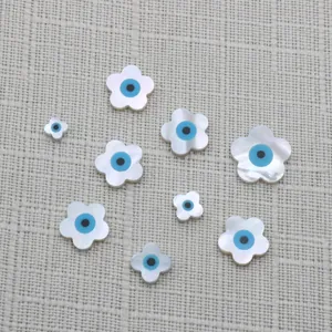 Makroaufnahme der natürlichen Muschel-Blumenperlen mit bösem Blick für DIY-Schmuck
