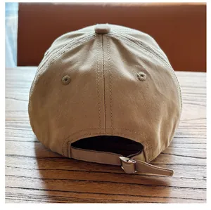 Détail de la casquette de baseball en coton kaki montrant la couture arrière et la boucle