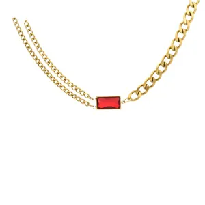 Collier zircon rouge carré en acier titane plaqué or 18k avec chaîne cubaine asymétrique