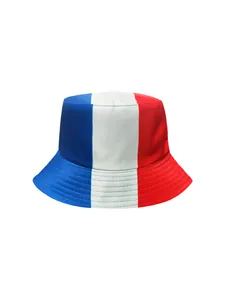 Vue détaillée des rayures du drapeau français et de la texture sur le chapeau bob