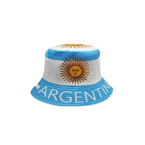 Détail du chapeau bob Argentine avec logo soleil et texte blanc sur le rebord