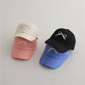 Casquette de baseball enfant avec broderie nœud doux en beige rose noir et bleu