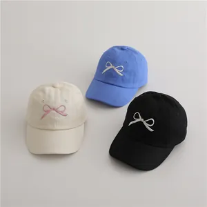 Casquettes de baseball en coton pour enfants avec broderie de nœud en beige, bleu et noir