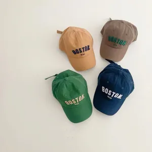 Vue à plat de casquettes de baseball Boston 1630 vintage en quatre couleurs assorties