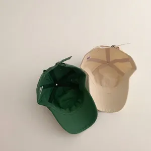Détail de l'intérieur de casquette enfant avec boucle métal réglable et tissu en coton