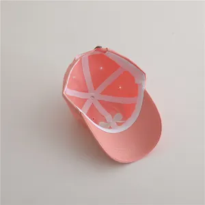 Vue détaillée de la casquette rose pour enfant montrant la bande de confort interne