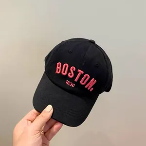 Détail d'une casquette de baseball en coton noir avec broderie Boston 1630 rose en 3D