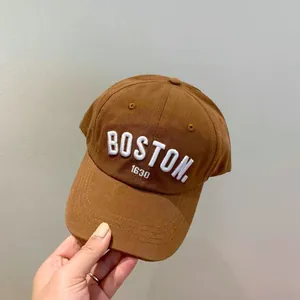 Détail de la broderie blanche 3D Boston 1630 sur une casquette de baseball en toile marron