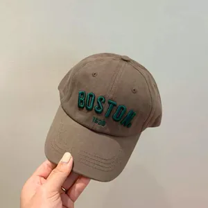 Détail de la casquette en coton marron avec broderie 3D Boston 1630 de style vintage