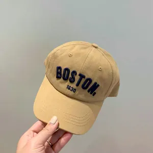 Gros plan de la casquette enfant kaki avec broderie Boston 1630 en bleu marine