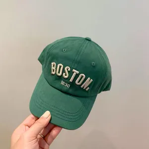 Gros plan sur la casquette de baseball verte pour enfants avec broderie Boston 3D