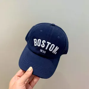 Détail de la casquette en coton bleu marine avec broderie Boston 1630 en relief blanc