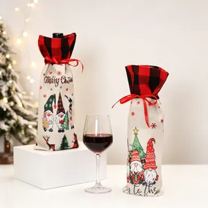 Sacs à vin de Noël avec gnomes, cordon écossais rouge et motifs de fête rustiques