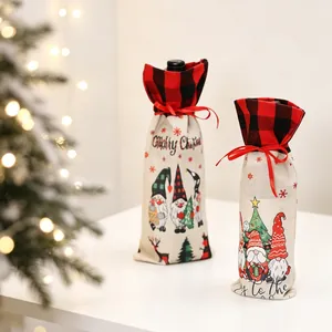 Housses de bouteille de vin de Noël avec gnomes, cordon écossais rouge et motifs festifs