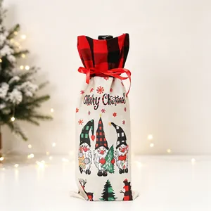 Détail d'un sac cadeau de Noël en toile pour bouteille de vin avec des gnomes