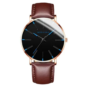 Herren Quarzuhr mit schwarzem Zifferblatt, blauen Zeigern und braunem Lederarmband