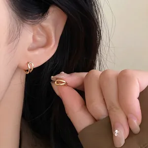 Exquisite goldene gedrehte Creolen mit S925-Silbernadel und polierter Oberfläche