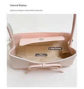 Vue de dessus de l'intérieur du sac à main en similicuir rose avec compartiment et aimanté