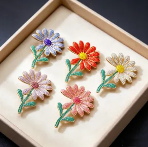 Exquisite Zinc Alloy Rhinestone Daisy Flower Brooch For Women Elegant Floral Suit Coat Corset Pin Luxurious Jewelry Accessory