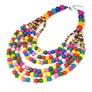 Dettaglio di collana multistrato con perline di legno colorate e chiusura in metallo