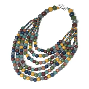Dettaglio collana boho multistrato con perline di legno colorate e chiusura in metallo regolabile