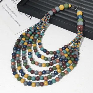 Dettaglio collana bohémien a strati con perle di legno colorate e chiusura in metallo