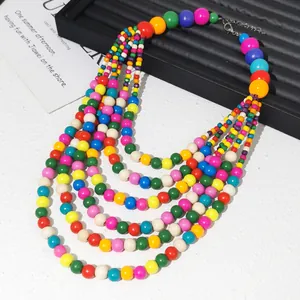 Dettaglio della collana multistrato in perline di legno colorate con chiusura a moschettone