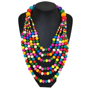 Collana boho multistrato fatta a mano con perline di legno colorate per donna su manichino