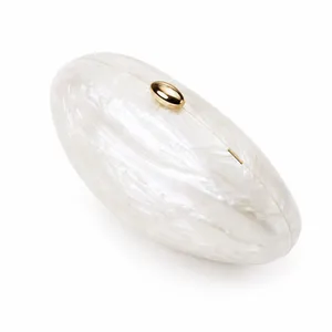 Pochette de soirée ovale en acrylique blanc perle avec fermoir doré sur fond blanc