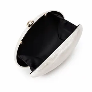 Pochette en acrylique ouverte révélant la doublure noire et le cadre doré