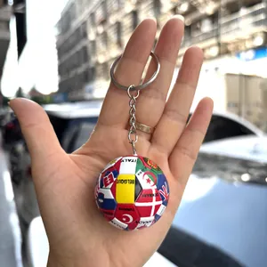 Mini-Fußball-Schlüsselanhänger mit Länderflaggen, in der Hand zur Größe präsentiert