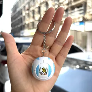 Guatemala Flagge Fußball Schlüsselanhänger in der Hand mit Details zum Emblem und Ball